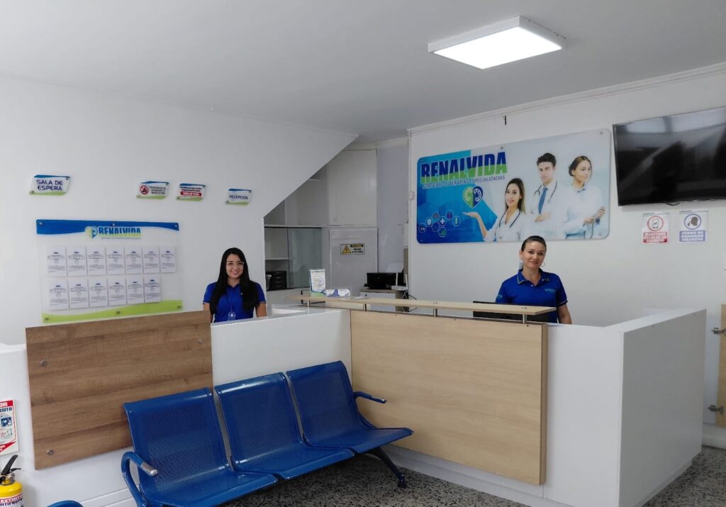 Recepción: Espacio amplio y confortable, especialmente diseñado para brindar una bienvenida cálida y profesional a los pacientes. Cuenta con una ambientación agradable y todos los recursos necesarios para garantizar una atención eficiente y personalizada desde el primer momento.